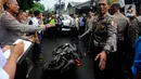 Polda Metro Jaya melakukan rekonstruksi ulang kasus kecelakaan yang menewaskan mahasiswa Universitas Indonesia (UI), M Hasya Attalah Syahputra (18), di Jalan Srengseng Sawah, Jagakarsa, Jakarta, Kamis (2/2/2023). Teksternal, seperti Kompolnas, BEM Universitas Indonesia, dan lembaga lainnya, diundang menghadiri rekonstruksi ini. (merdeka.com/Arie Basuki)