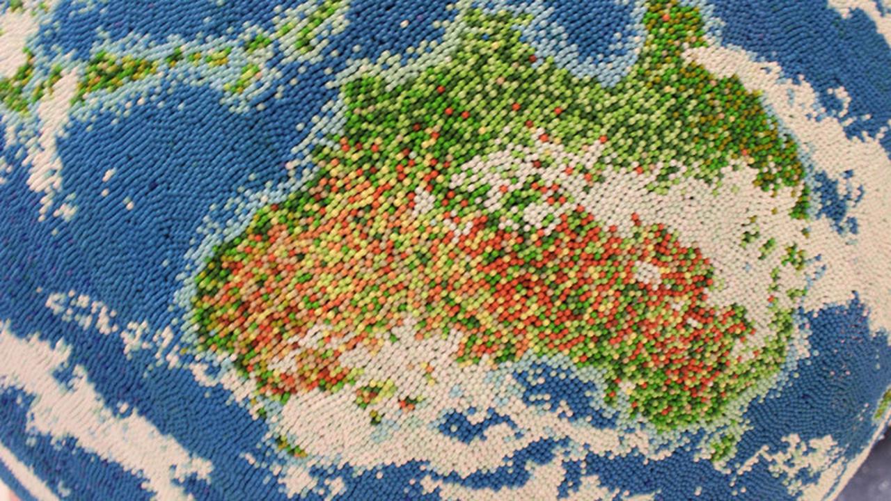 Uniknya, Globe Raksasa Ini Terbuat dari Korek Api Warna-Warni