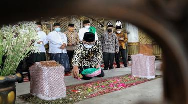 Istilah 'Ngetan' dan 'Masantren' Dalam Ziarah Ridwan Kamil ke Makam Mbah Kholil Bangkalan Madura