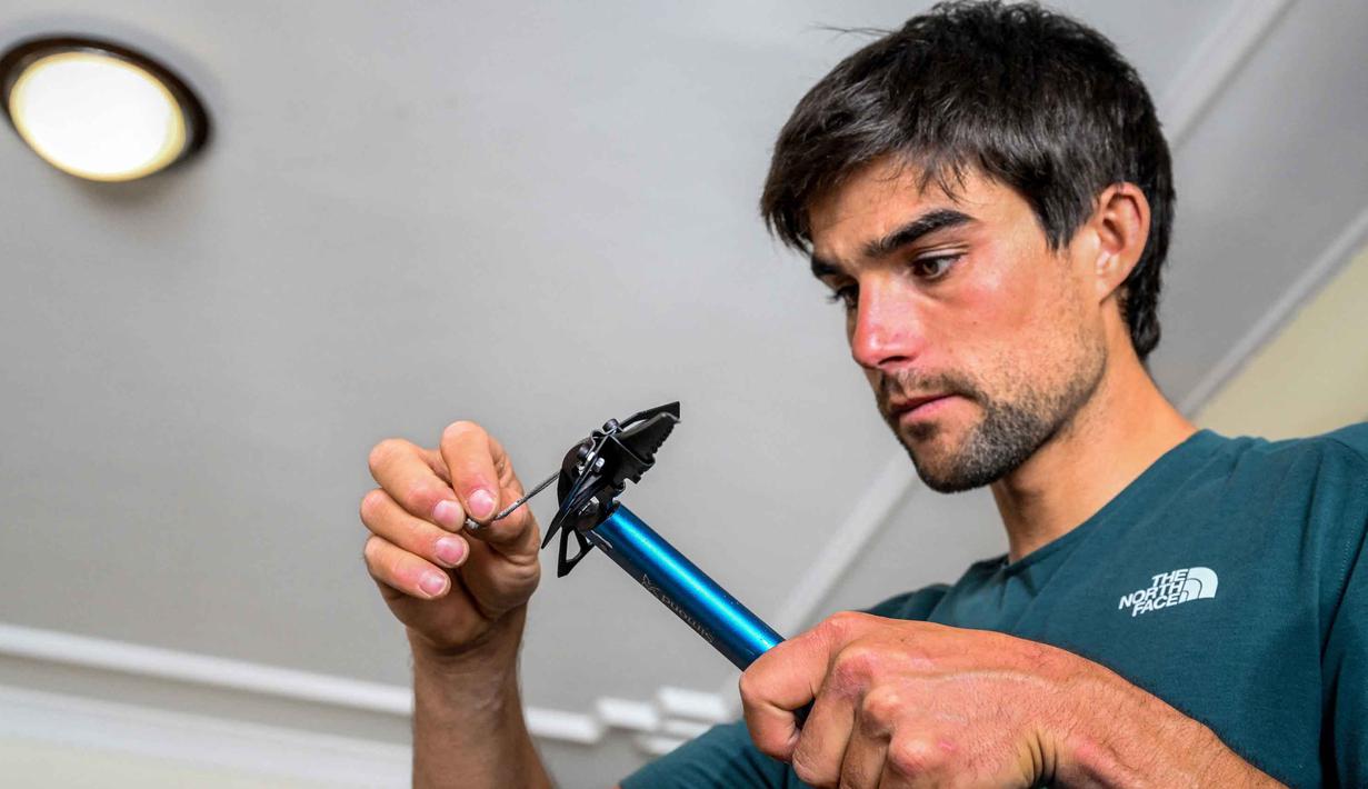 Beragam peralatan pendakian yang akan dibawa harus mereka pastikan dalam kondisi baik. Dalam foto yang diambil pada 31 Agustus 2025 terlihat pendaki gunung Prancis Benjamin Vedrines saat menyortir perlengkapan pendakiannya setelah wawancara dengan AFP di Kathmandu. (Prakash MATHEMA/AFP)