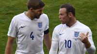 Pemain Timnas Inggris, Steven Gerrard (kiri) dan Wayne Rooney, saat tampil di Piala Dunia 2014. (Odd Andersen/AFP)