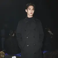 Ini merupakan kali kedua Bright hadir di show Burberry setelah sebelumnya sempat hadir pada September 2022. @voguethailand.