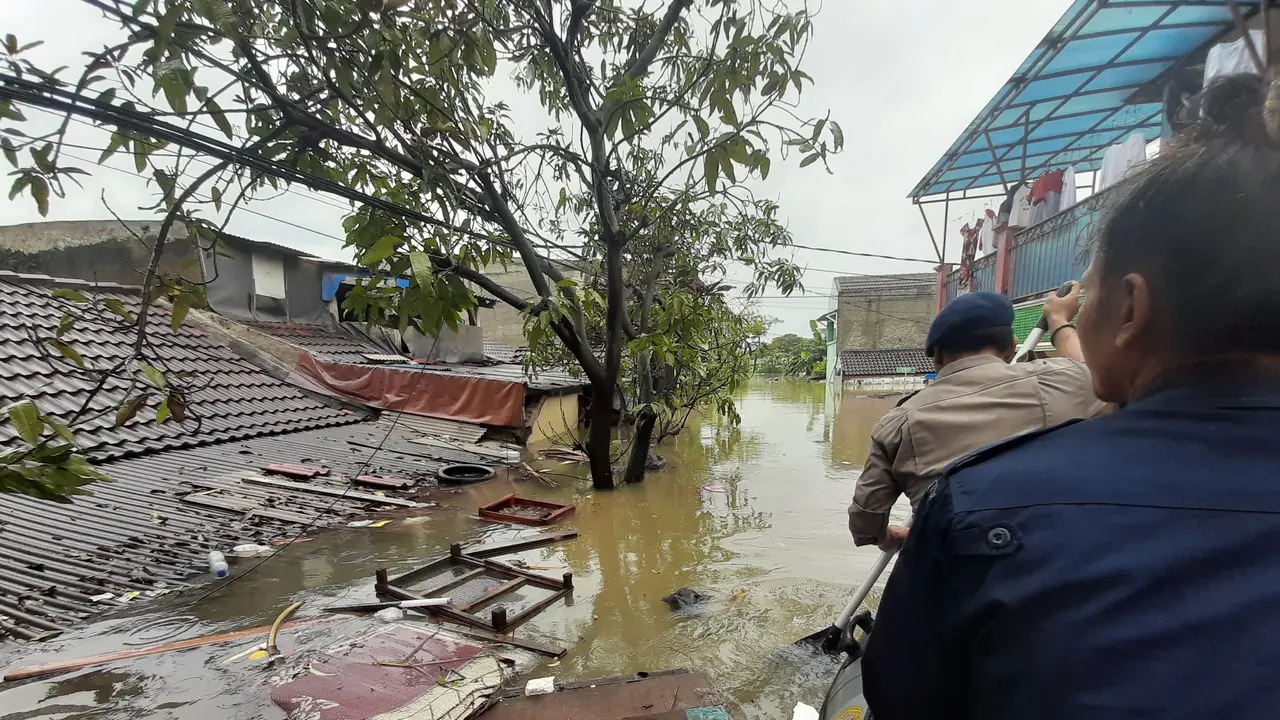 Tanggul jebol di Perumahan Total Persada dan Periuk Damai, Kota Tangerang yang membuat dua perumahan tersebut terendam 2 sampai 3.5 meter. (Liputan6.com/Pramita Tristiawati)