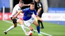 Pemain Leicester City, Thomas Luke (tengah) berebut bola dengan pemain Sheffield United John Lundstram dalam lanjutan Liga Inggris pekan ke-36 di Stadion King Power, Kamis (16/7/2020). Leicester City sukses menggulung tamunya, Sheffield United dengan skor 2-0. (Michael Regan/Pool via AP)