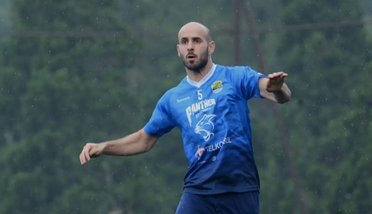 Lain hal dengan Klok, Mohammed Bassim Rashid didatangkan dari klub Arab, Al Jeel dan diikat kontrak selama satu tahun dengan opsi perpanjangan. Namanya memang masih asing terdengar di Asia Tenggara dan Indonesia, namun ia merupakan pemain rekomendasi dari Robert Alberts. (Foto: Dokumentasi Persib)