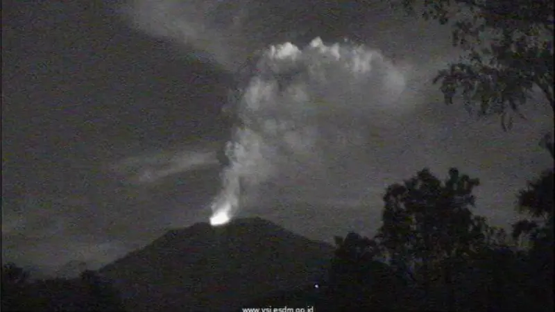 Gunung Agung kembali erupsi pada 28 Juni 2018 petang