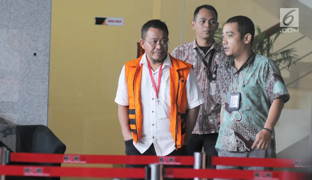 Tersangka penerima dugaan suap anggota DPRD Provinsi Jambi, Supriyono usai menjalani pemeriksaan di Gedung KPK, Jumat (9/2). Supriyono kembali diperiksa terkait suap pengesahan RAPBD Provinsi Jambi tahun anggaran 2018. (Liputan6.com/Herman Zakharai)
