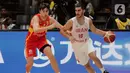Pemain timnas basket Spanyol, Juan Nunez (kiri) berebut bola dengan pemain Iran, Piter Girgoorian pada penyisihan Grup G FIBA World Cup 2023 di Indonesia Arena, Gelora Bung Karno, Jakarta, Rabu (30/8/2023). (Liputan6.com/Helmi Fithriansyah)