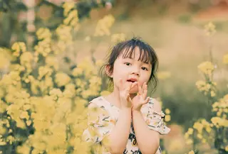 Cara yang tepat untuk memberi pujian yang tepat agar anak merasa dihargai dan tumbuh percaya diri. (Foto: ymyphoto/Pixabay)