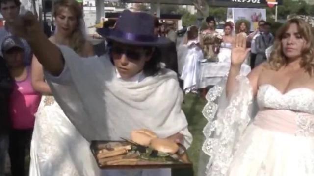 Tak Wajar, Aktivis Lingkungan Ramai-Ramai Menikah dengan Pohon