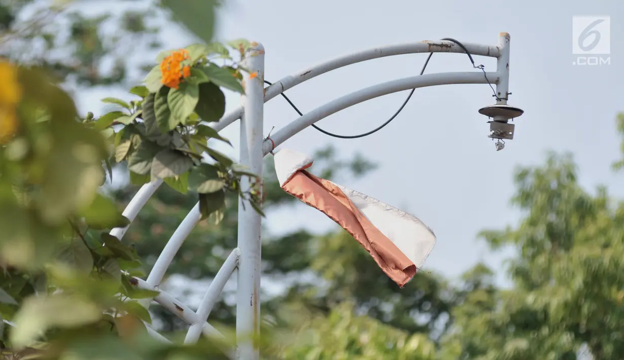 Kondisi lampu  di Taman Jatinegara, Jakarta, Senin (16/9/2019). Kondisi ini membuat taman tersebut sepi pengunjung karena lebih banyak dihuni oleh PMKS dan pengamen. (merdeka.com/Iqbal S. Nugroho)
