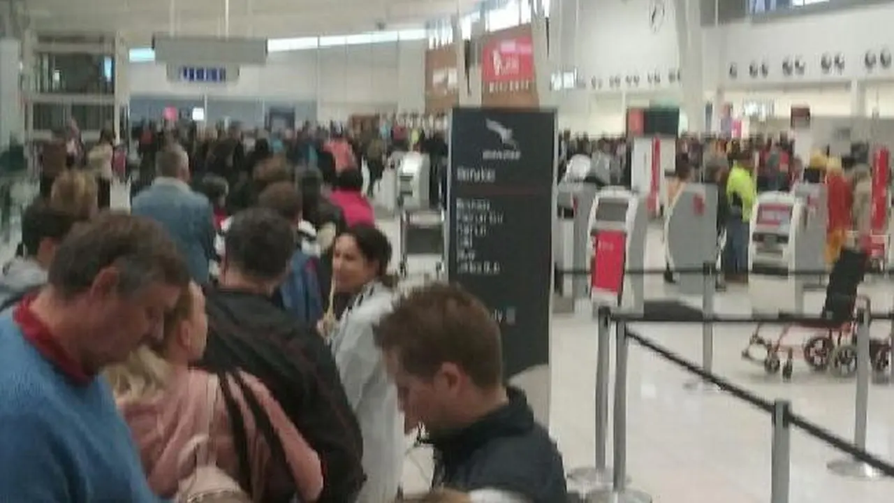 Tumpukan antrian penumpang di Bandara Adelaide pasca-terungkapnya plot rencana teror bom pesawat di Australia pada Minggu 30 Juli 2017 (Twitter)