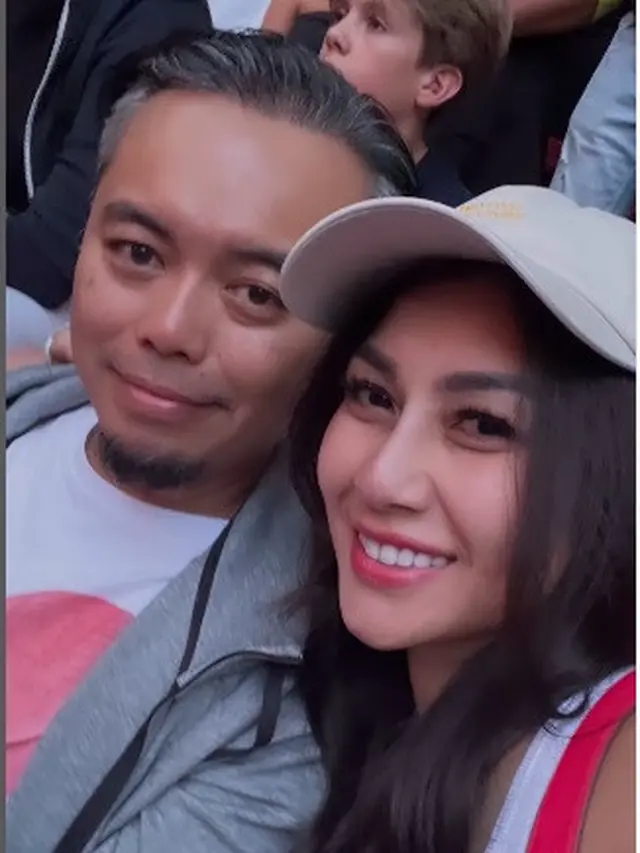 Nisya Ahmad dan suami Andika Rosadi nonton konser Coldplay di Amsterdam, Belanda (Foto: instagram nissyaa)