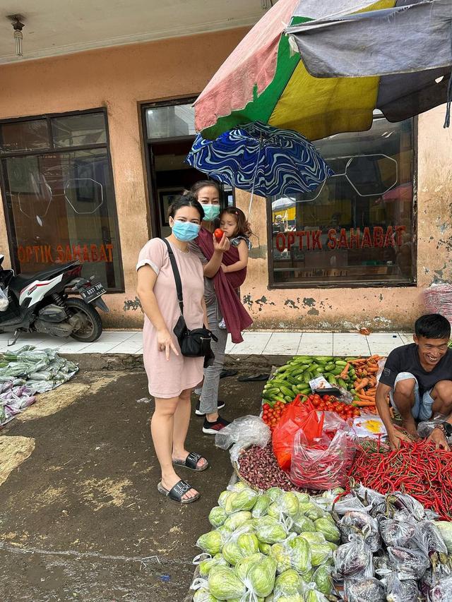 7 Potret Seru Nanda Gita saat Belanja di Pasar hingga Masak, Buka Bisnis Catering