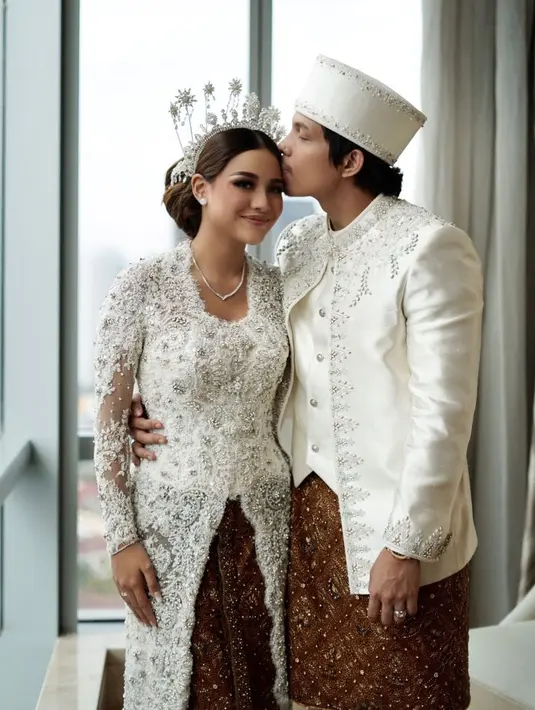 Tak lama setelah resmi menjadi istri Atta, Aurel tak kuasa menahan rasa haru karena lagu "Cinta Tanpa Syarat" yang dinyanyikan Anang dan Ashanty yang juga sebagai bentuk melepas putri tersayangnya. (Instagram/aurelie.hermansyah)