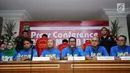 Kabid Humas Polda Metro Jaya Kombes Pol Argo Yuwono (tengah) memberi keterangan terkait kasus pornografi anak berbasis media sosial di Jakarta, Minggu (17/9). Polda Metro Jaya menangkap tiga tersangka kasus tersebut. (Liputan6.com/Helmi Fithriansyah)