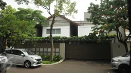 Suasana rumah mewah Sekjen Mahkamah Agung (MA) Nurhadi di Jalan Hang Lekir V, Kebayoran Baru, Jakarta, usai digeledah oleh KPK, Kamis (21/4). Penggeledahan terkait OTT KPK terhadap panitera PN Jakpus, Edy Nasution. (Liputan6.com/Gempur M Surya)