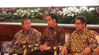 Presiden Jokowi berbincang dengan Menko Perekonomian Darmin Nasution usai menyaksikan naskah perjanjian kerjasama, perjanjian progres proyek jaringan serat optik Palapa Ring Timur di Istana Negara, Jakarta, Kamis (29/09). (Liputan6.com)
