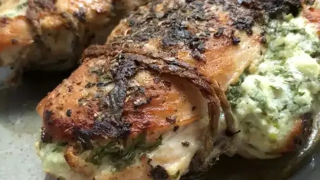 Resep ayam isi keju dan bayam. (dok. Cookpad @lisasastrawan)