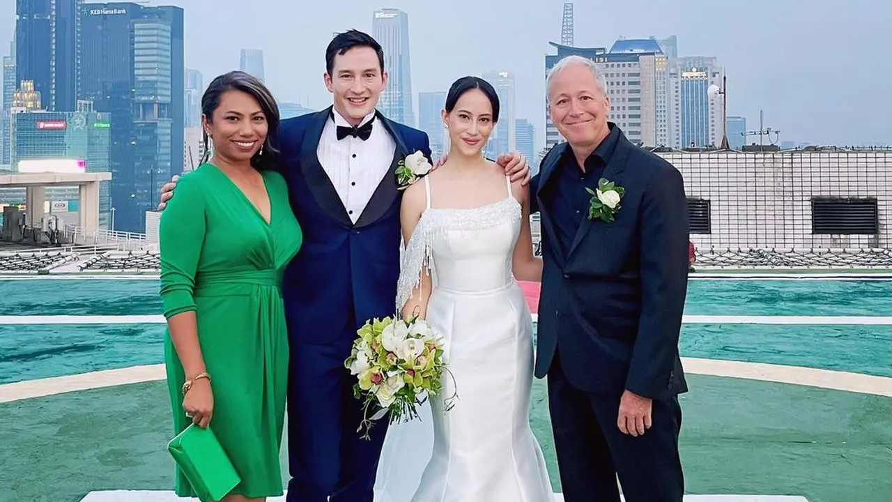 7 Momen Pernikahan Mike Lewis dan Janisaa Pradja, Pemberkatan di Atas Helipad