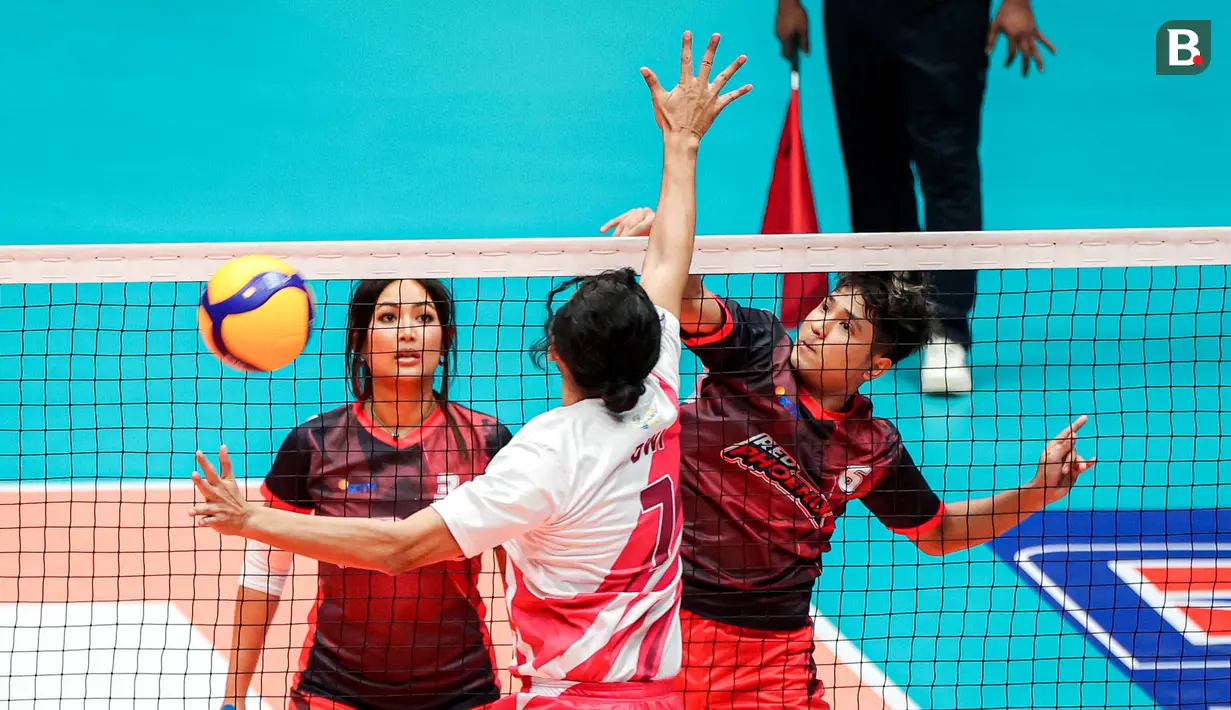 Pemain Red Phoenix, Jirayut Afisan, beraksi saat melawan Pink Dragon pada laga bertajuk Fun Volley Ball di Indonesia Arena, Jakarta, Sabtu (20/4/2024). (Bola.com/Bagaskara Lazuardi)