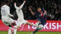 Les Parisiens perlahan-lahan mulai lebih unggul dalam penguasaan bola. Hasilnya, PSG membuka skor pada menit ke-32. Mbappe kali ini sukses mengkonversikan bola sepakan mendatarnya di kotak penalti menjadi gol. Keunggulan ini bertahan hingga akhir babak pertama. (AP Photo/Thibault Camus)