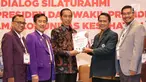 Calon Presiden nomer urut 01 Joko Widodo menerima buku dari Komunitas Kesehatan, di Gedung Bidakara, Jakarta, Kamis (28/2). Buku berjudul Dialog Silaturahmi Paslon Presiden dan Wakil Presiden Bersama Komunitas Kesehatan. (Liputan6.com/HO/Cendi Safitri)