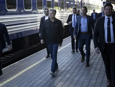Menteri Luar Negeri AS Antony Blinken, tengah, berjalan untuk menaiki kereta api Ukraina Railways di stasiun kereta api Przemysl Glowny dalam perjalanan menuju Kyiv, Ukraina dari Przemysl, Polandia, Senin (13/5/2024). (Brendan Smialowski/Pool Photo via AP)
