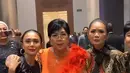 Yuni Shara juga mengunggah video singkat bersama Titiek Puspa yang kala itu mengenakan baju orange. Sedangkan Yuni Shara mengenakan baju serba hitam. Terlihat pula Vina Panduwinata mengenakan dress kerah pita hitam. [@yunishara36]