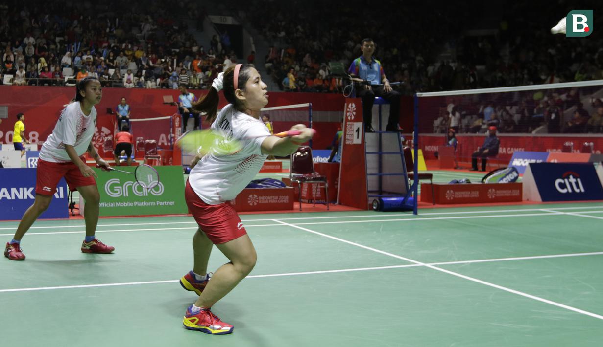 Pasangan Indonesia, Leani Ratri Oktila/Khalimatus Sadiyah saat melawan wakil Cina, Cheng Hefang/Ma Huihui, pada final bulu tangkis Asian Para Games di Istora, Jakarta, Jumat (12/10/2018). Indonesia menang 21-15, 21-12. (Bola.com/M Iqbal Ichsan)