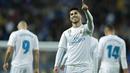Pemain Real Madrid, Marco Asensio merayakan golnya ke gawang Las Palmas pada laga La Liga Santander di Santiago Bernabeu stadium, Madrid, (5/11/2017). Real Madrid menang 3-0. (AP/Francisco Seco)