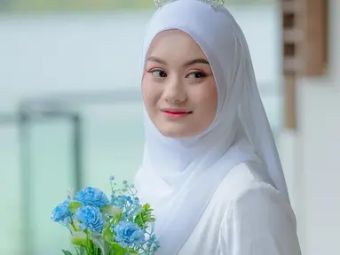 Pemilik nama asli Nyimas Khodijah Nasthiti Adinda ini merupakan salah satu seleb yang punya penampilan menarik. Di kesehariannya, ia tampak sering mengenakan baju putih. Penampilan Dinda Hauw saat pakai baju putih pun terlihat anggun.  (Liputan6.com/IG/@dindahw)