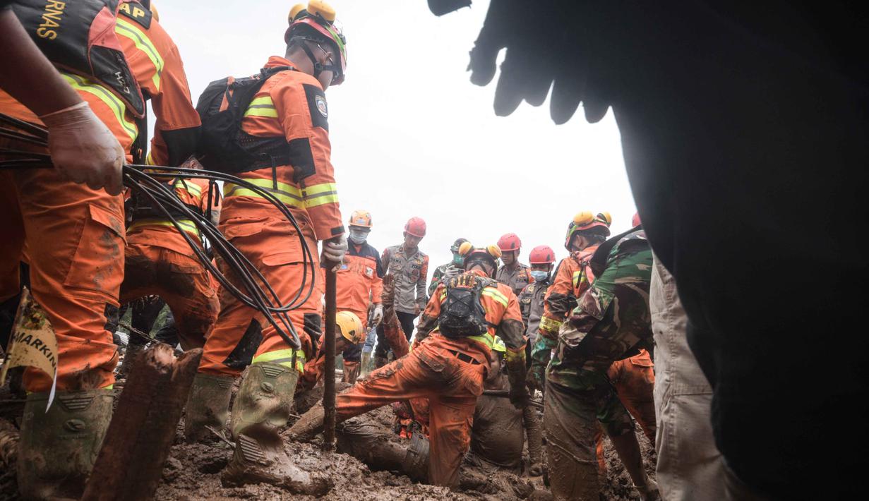 Dari jumlah tersebut, 17 di antaranya telah berhasil diidentifikasi. Tampak dalam foto, tim penyelamat berupaya menemukan jenazah korban yang tertimbun tanah longsor di Desa Pasirlangu, Bandung, Jawa Barat, pada Senin 26 Januari 2026. (Timur Matahari/AFP)