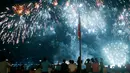 Penonton menyaksikan pertunjukan kembang api Alessi Fuochi Artificiali asal Italia pada Kompetisi Pyromusical Internasional di Manila, Filipina, Sabtu (10/3). Acara yang menarik ribuan wisatawan tersebut sudah memasuki tahun ke-9. (AP/Bullit Marquez)