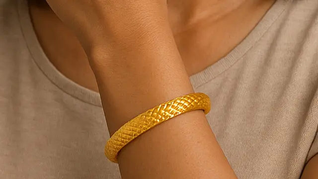 Gelang Bangle Satin & Cuff Emas 24 Karat 5 Gram (Image by ChatGPT)