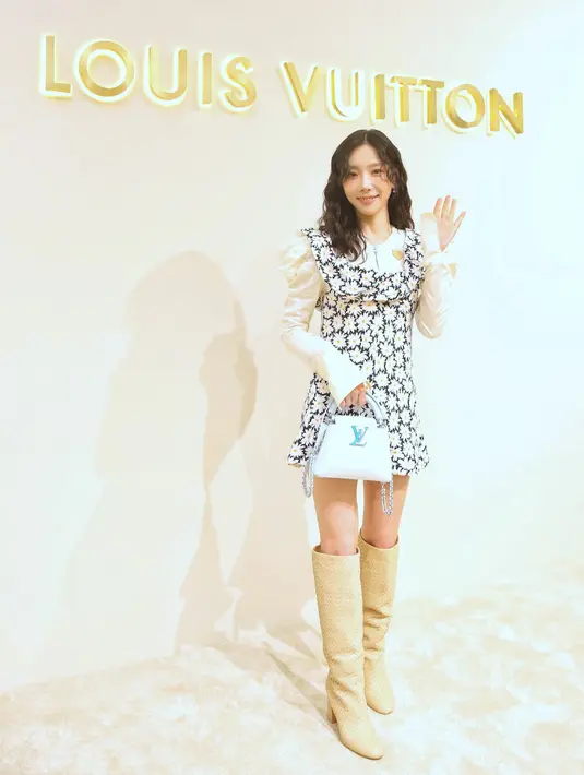 Agar tampilannya tidak terlalu feminim, leader SNSD ini memadukan dengan alas kaki knee boots. Boots coklat tersebut memiliki hak tinggi.  [Adrian Putra/Fimela]