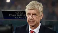 Manajer Arsenal Arsene Wenger mendampingi timnya saat menghadapi Ludogorets di Vassil Levski Stadium, Sofia, Selasa (1/11/2016). (AFP/Nikolay Doychinov)
