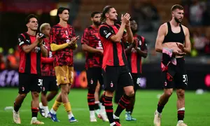 Reaksi para pemain AC Milan setelah pertandingan Liga Europa melawan Benfica di Stadion San Siro, Milan, Kamis (17/9/2026) dini hari WIB. AC Milan kalah 0-2 dari Benfica. (Marco Bertorello/AFP)