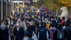 Orang-orang berjalan melewati zona pejalan kaki utama di Frankfurt, Jerman, Senin (14/12/2020).  Mengurangi sebaran virus corona COVID-19, Jerman akan kembali menutup wilayahnya atau lockdown mulai 16 Desember 2020 mendatang.  (AP Photo/Michael Probst)
