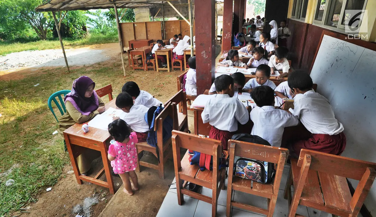 Siswa SDN Mutiara melakukan aktivitas belajar di luar ruangan di Kampung Pasir Bayur, Cibeber II, Bogor, Selasa (3/4). Mereka terpaksa belajar di luar karena bangunan sekolah yang berdiri sejak tahun 2009 itu rusak berat. (Merdeka.com/Arie Basuki)