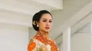 Pesona ala ningrat Andien Aisyah kenakan kebaya janggan dengan motif floral yang elegan dari @anneavantieheart. [@andienaisyah].