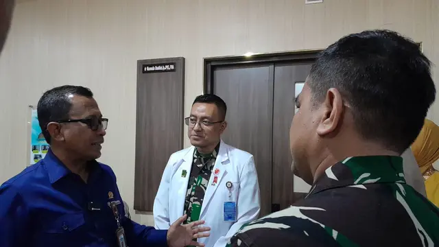 Direktur Utama BPJS Kesehatan, Prihati Pujowaskito (kemeja biru) mengecek layanan di klinik jantung dan pembuluh darah RS Dustira Cimahi bersama dokter Nizamuddin Ubaidillah, Sp.JP, FIHA (jas putih)