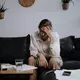 Temukan perbedaan antara kelelahan biasa dan burnout untuk menentukan kapan tubuh benar-benar membutuhkan istirahat total. [Dok/Pexels.com/Ron Lach].