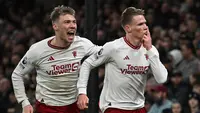 Dua pemain Manchester United, Scott McTominay dan Rasmus Hojlund, berselebrasi setelah mencetak gol ke gawang Aston Villa dalam laga pekan ke-24 Premier League 2023/2024 di Villa Park, Minggu (11/2/2024) malam WIB. (Paul ELLIS / AFP)