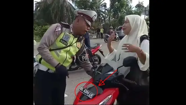 Tak pakai helm emak-emak pura-pura nangis