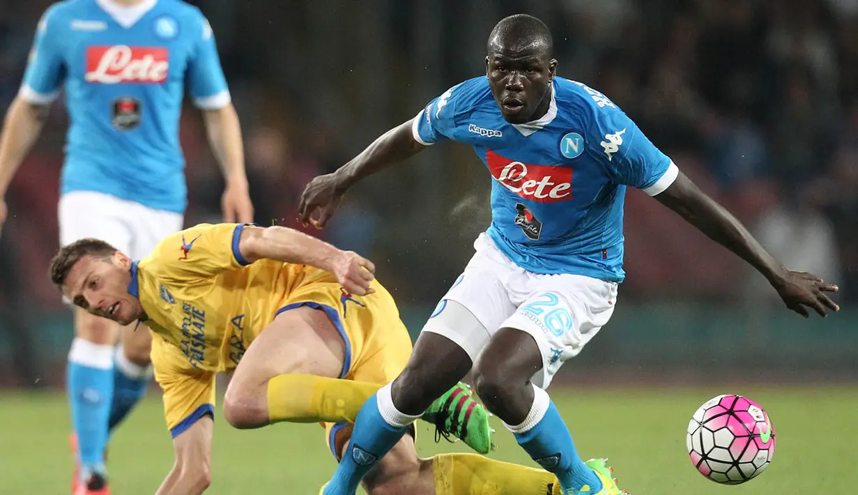 4. Kalidou Koulibaly, bek Napoli ini menjadi incaran baru dari pelatih anyar Chelsea, Antonio Conte. Sky Sport melaporkan jika The Blues mau memboyongnya dengan bandrol 38 juta poundsterling. (AFP/Carlo Hermann)