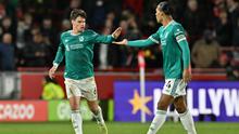 Bek Liverpool asal Hungaria #06, Milos Kerkez (kiri), merayakan gol bersama bek Liverpool asal Belanda #04, Virgil van Dijk (kanan), setelah mencetak gol pertama mereka untuk kemenangan 2-1 dalam pertandingan&nbsp;Premier League&nbsp;Inggris antara Brentford dan Liverpool di Stadion Komunitas Gtech, London, Minggu (26-10-2025) dini hari WIB. (Glyn KIRK/AFP)