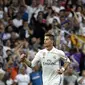 Pemain Real Madrid, Cristiano Ronaldo melakukan selebrasi usai mencetak gol ke gawang Atletico Madrid, pada laga Leg 1 Babak Semifinal Liga Champions 2016-2017, di Stadion Santiago Bernabeu, Rabu (3/5/2017) dini hari WIB. Real Madrid menang 3-0.  (AFP/Ger