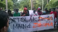 The Jakmania berdemo di depan Hotel Century menuntut agar bobotoh tidak diizinkan datang ke Jakarta (Windi Wicaksono/Liputan6.com)