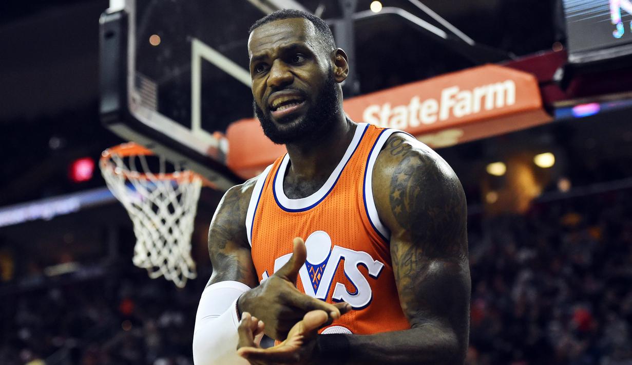 Pemain Cleveland Cavaliers, LeBron James #23 melakukan protes kepada wasit saat timnya melawan Charlotte Hornets pada laga NBA di Quicken Loans Arena, (10/12/2016). (Reuters/Ken Blaze-USA TODAY Sports)